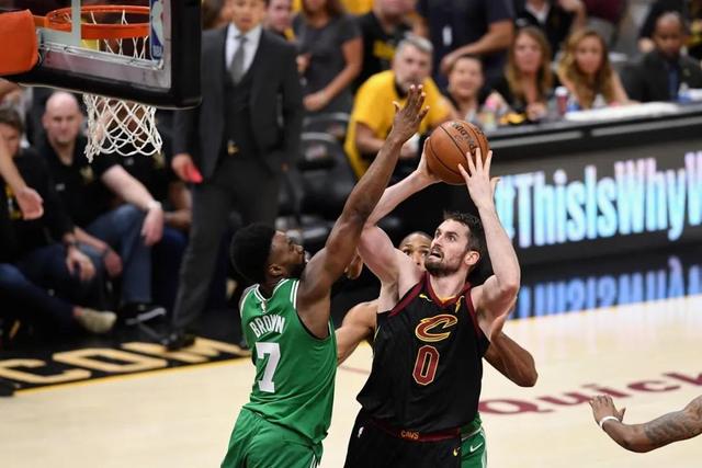 周中欧战淘汰赛赛果：欧冠客队强势 欧协主队完胜